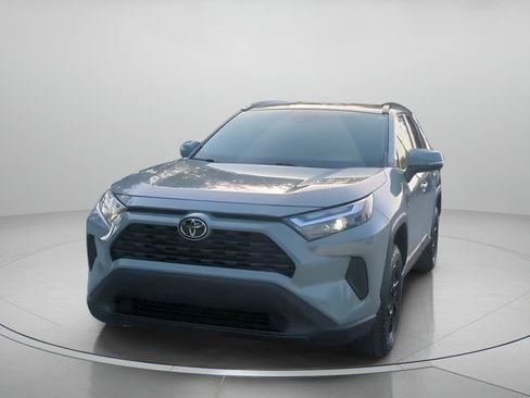 Used 2022 Toyota RAV4 XLE w/ Convenience Package FWD image 10