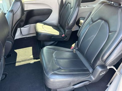Used 2024 Chrysler Pacifica Touring-L FWD image 21