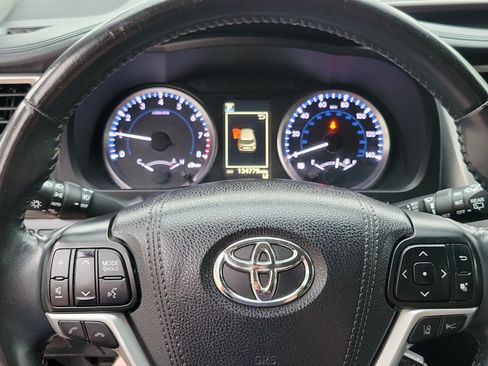 Used 2017 Toyota Highlander Plus FWD image 10