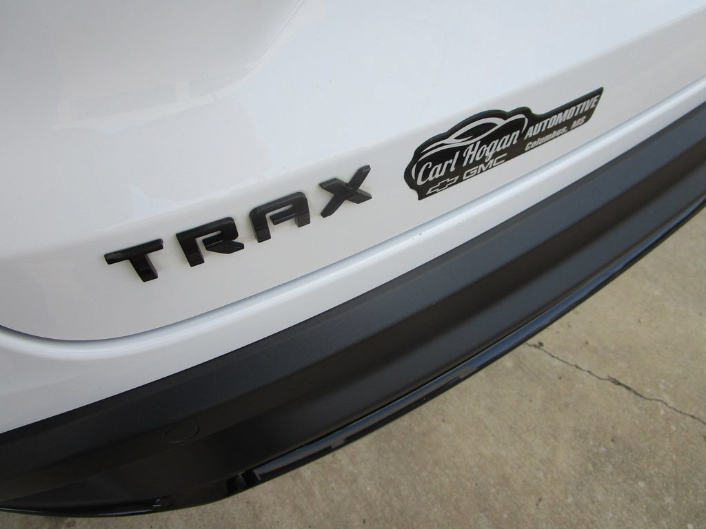 Used 2025 Chevrolet Trax RS w/ Sunroof Package FWD image 12