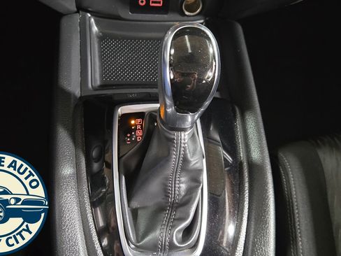 Used 2019 Nissan Rogue SV image 17