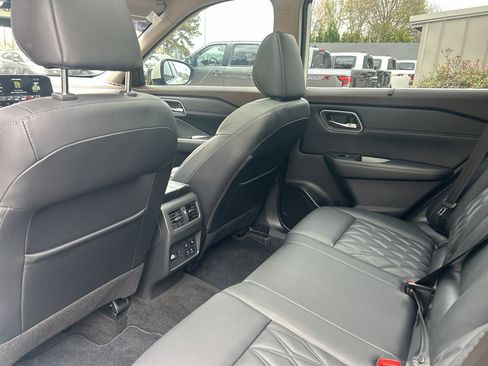 Used 2022 Nissan Rogue Platinum w/ Head-Up Display Package image 13