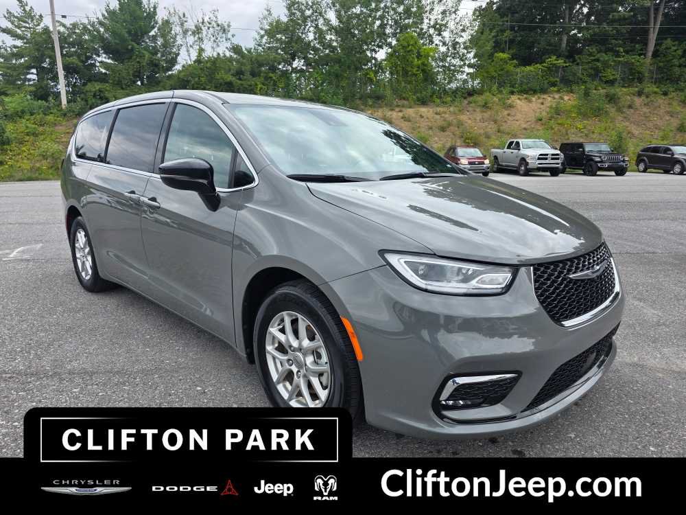 Certified 2025 Chrysler Pacifica Select FWD image 3