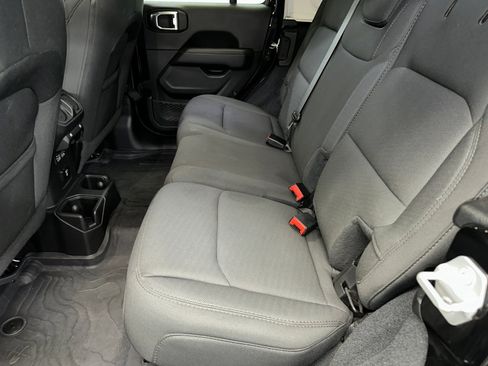 Used 2022 Jeep Wrangler Unlimited Sahara image 15