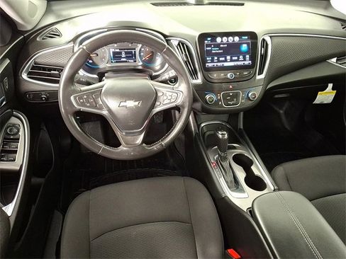Used 2017 Chevrolet Malibu LT image 2