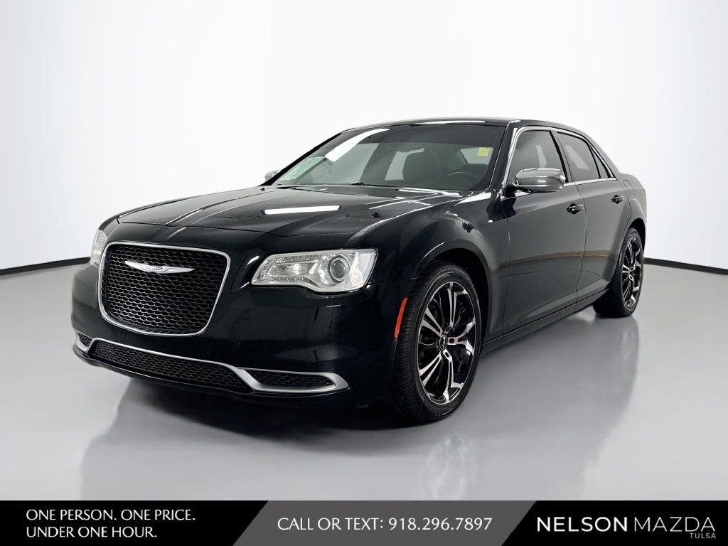 Used 2019 Chrysler 300 Touring w/ Chrome Appearance Package RWD image 1