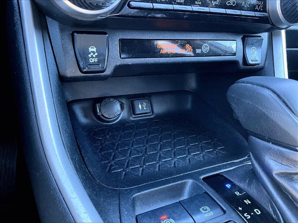 Used 2019 Toyota RAV4 LE w/ Carpet Mat Package AWD/4WD image 27