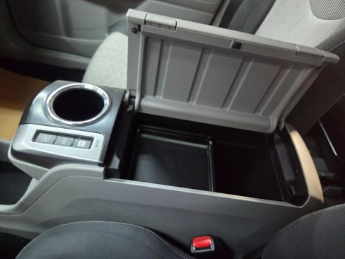 Used 2017 Toyota Prius V Three image 33