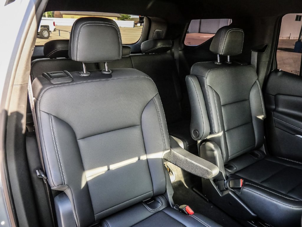 Used 2025 Chevrolet Traverse LT FWD image 20