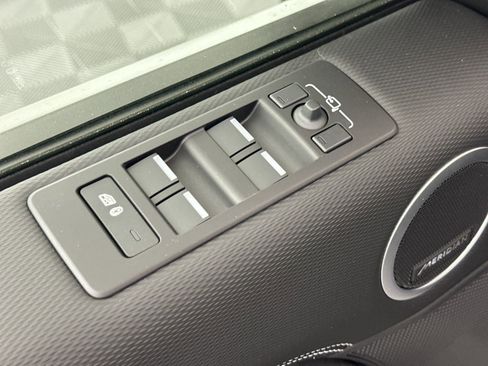 Used 2025 Land Rover Discovery Dynamic SE image 11