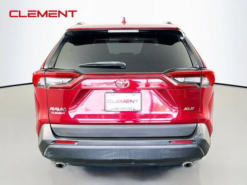 Used 2021 Toyota RAV4 XLE w/ Convenience Package FWD image 8