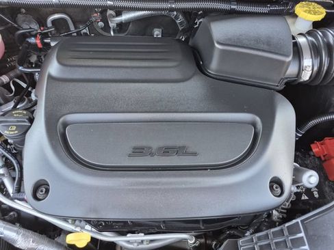 Used 2023 Chrysler Pacifica Touring-L FWD image 25