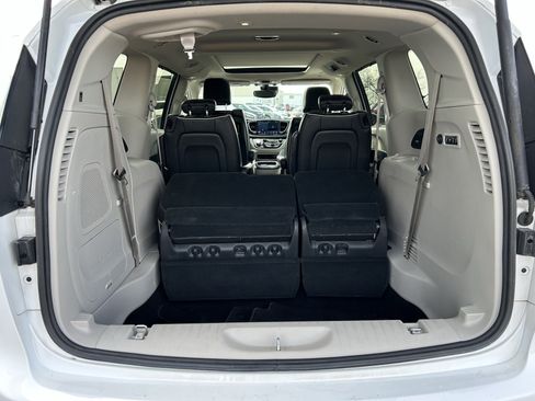 Used 2022 Chrysler Pacifica Limited w/ Uconnect Theater Family Group image 27