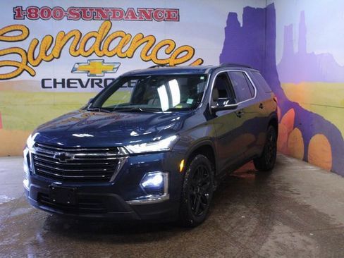 Used 2023 Chevrolet Traverse LT image 2
