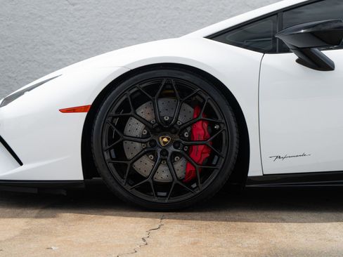 Used 2018 Lamborghini Huracan Performante image 33