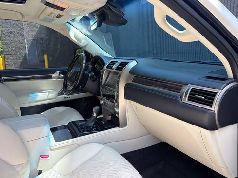 Used 2021 Lexus GX 460 Luxury w/ Sport Design Package AWD/4WD image 27