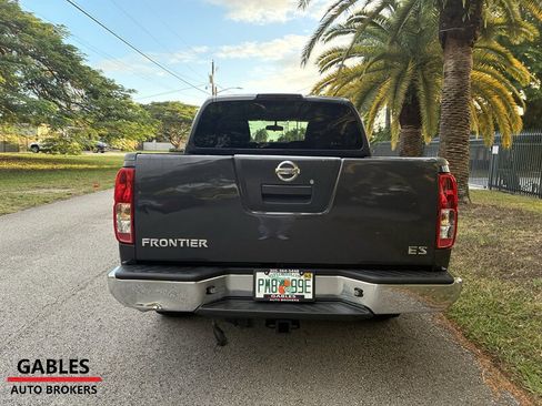 Used 2010 Nissan Frontier SE image 12