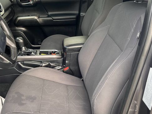 Used 2017 Toyota Tacoma TRD Off-Road image 18