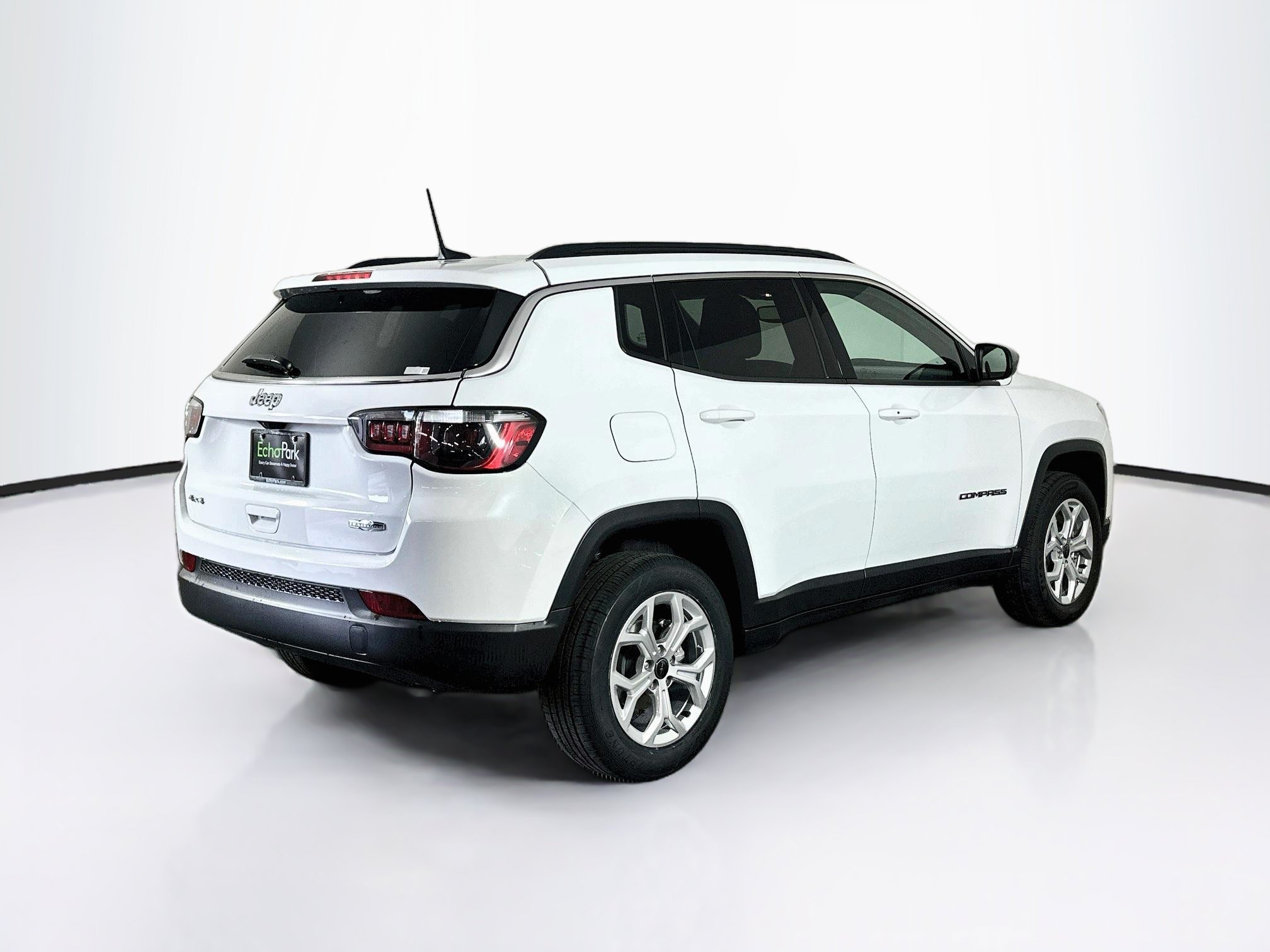 Used 2025 Jeep Compass Latitude w/ Sun & Sound Group AWD/4WD image 9