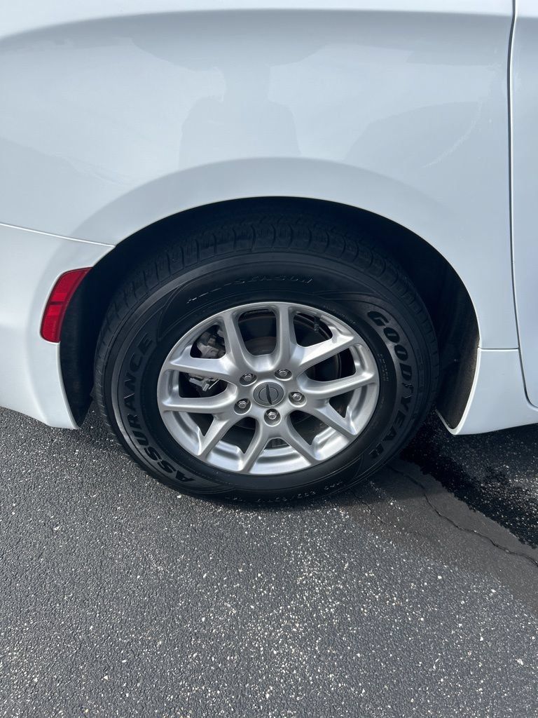 Used 2023 Chrysler Pacifica Touring-L FWD image 19
