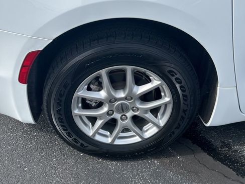 Used 2023 Chrysler Pacifica Touring-L FWD image 19