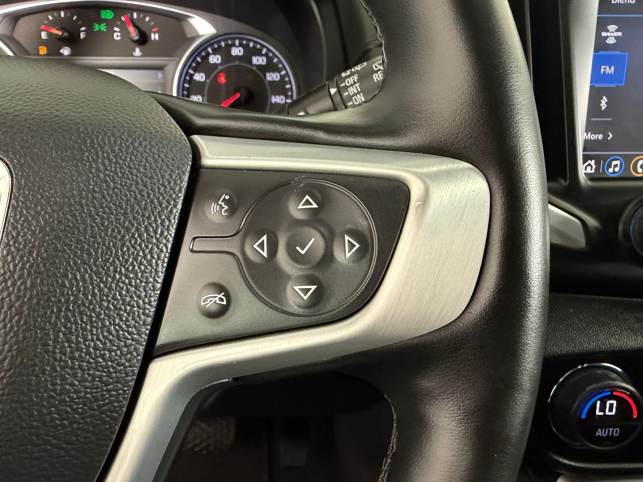 Used 2024 GMC Terrain SLT AWD/4WD image 19