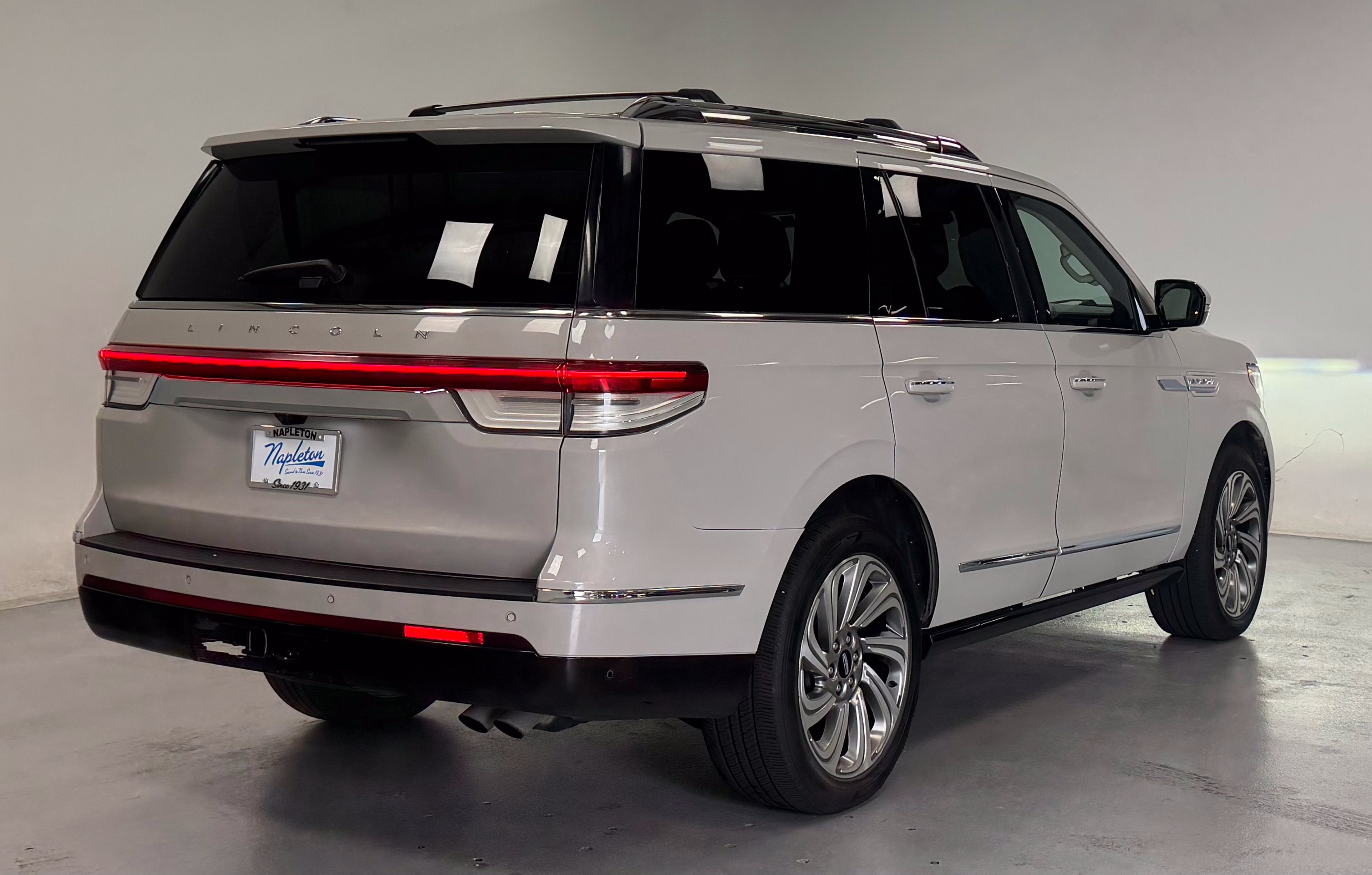 Used 2023 Lincoln Navigator Reserve AWD/4WD image 3