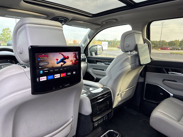 Used 2022 Jeep Wagoneer Series III w/ Premium Group I AWD/4WD image 7