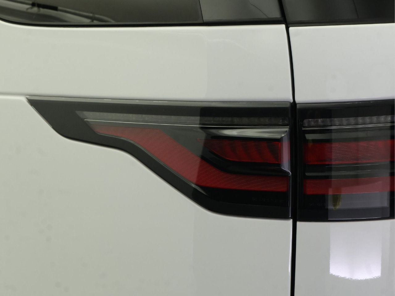 Used 2022 Land Rover Discovery S R-Dynamic AWD/4WD image 18