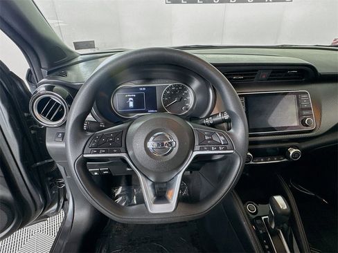 Used 2018 Nissan Kicks SV image 10