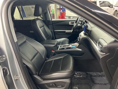 Used 2022 Ford Explorer XLT w/ Equipment Group 202A AWD/4WD image 9