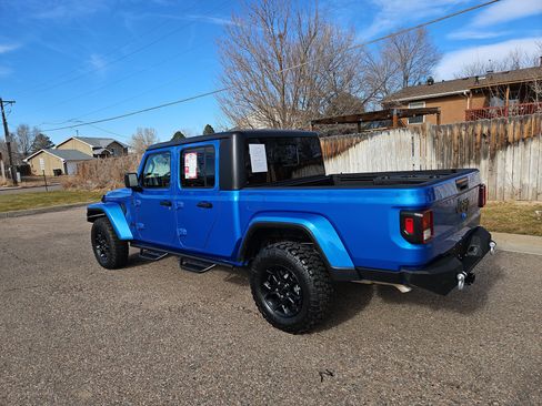 Used 2023 Jeep Gladiator Willys image 4