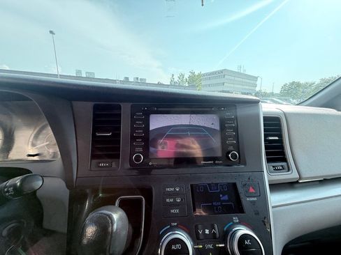 Used 2020 Toyota Sienna LE FWD image 17