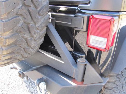 Used 2016 Jeep Wrangler Unlimited Rubicon w/ Connectivity Group image 17