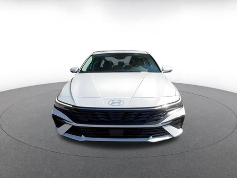 Used 2025 Hyundai Elantra Limited image 4