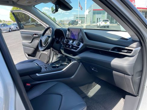 Used 2023 Toyota Highlander XLE AWD/4WD image 18