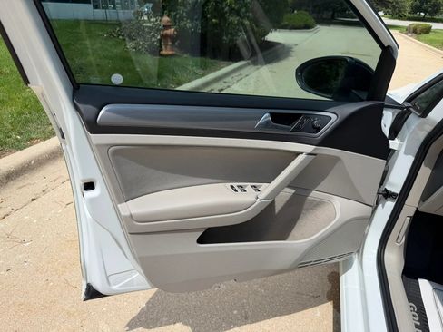 Used 2017 Volkswagen Golf S FWD image 9