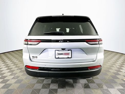 Used 2025 Jeep Grand Cherokee Altitude AWD/4WD image 10