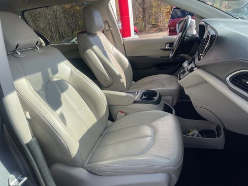 Used 2021 Chrysler Pacifica Touring-L image 17