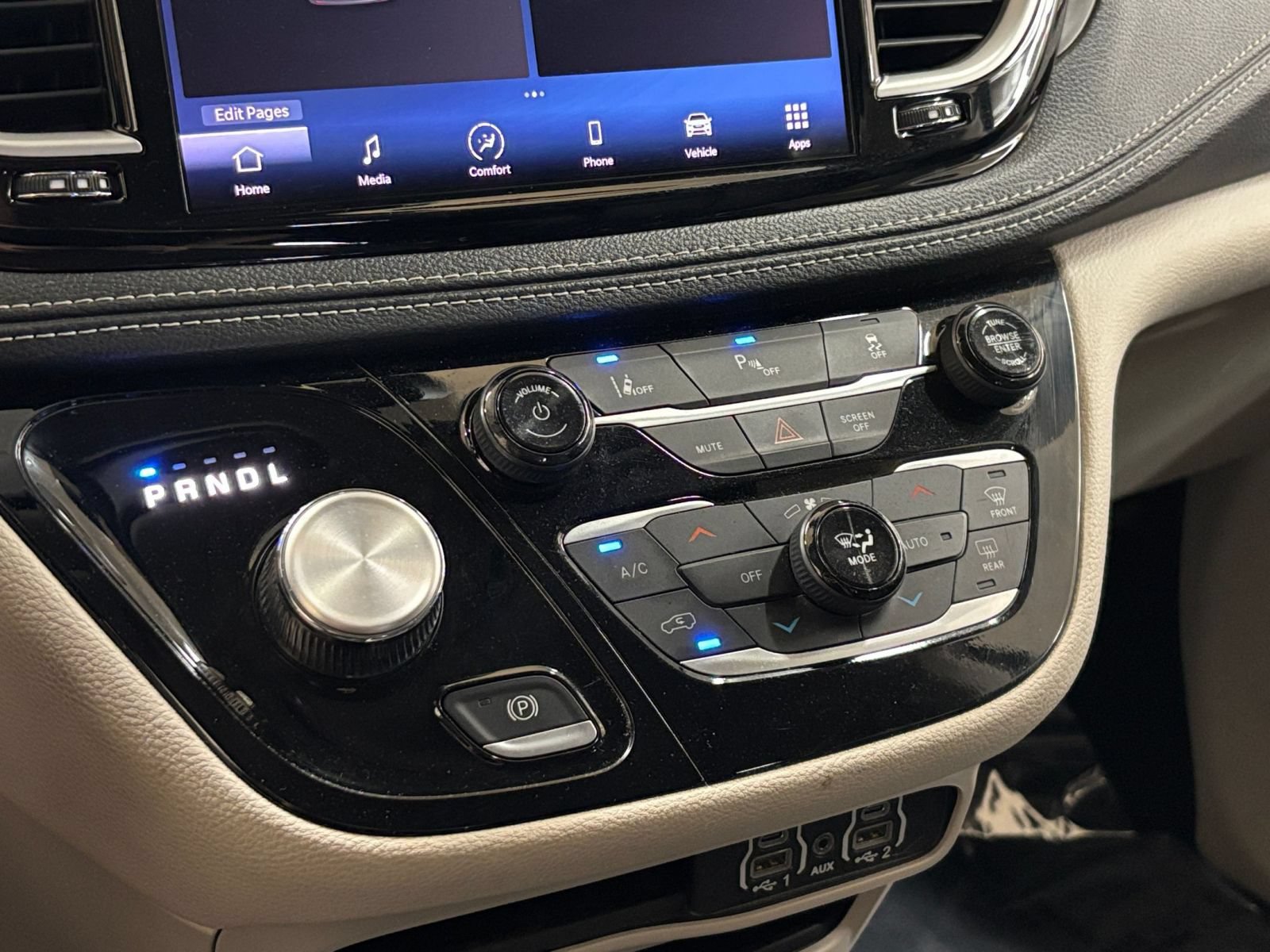 Used 2023 Chrysler Pacifica Touring-L FWD image 43