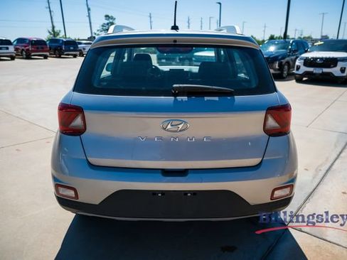 Used 2025 Hyundai Venue SEL FWD image 4