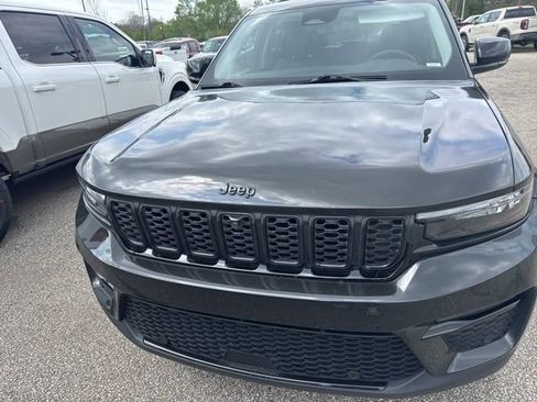 Used 2023 Jeep Grand Cherokee Limited w/ Luxury Tech Group II image 3
