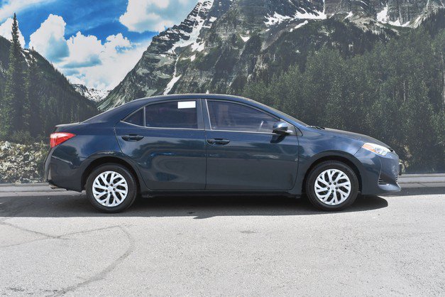 Used 2017 Toyota Corolla LE w/ Carpet Mat Package (TMS) FWD image 2