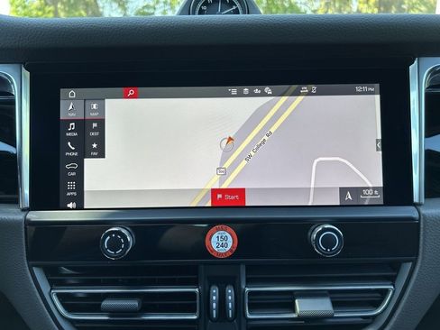 Certified 2025 Porsche Macan image 14