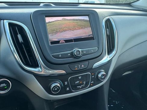 Used 2022 Chevrolet Equinox LS w/ LS Convenience Package FWD image 9