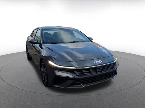 Used 2025 Hyundai Elantra SEL image 3