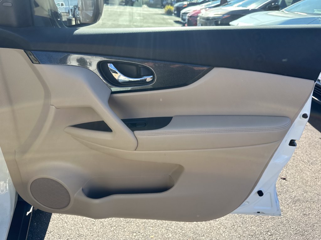 Used 2016 Nissan Rogue SL w/ SL Premium Package AWD/4WD image 16