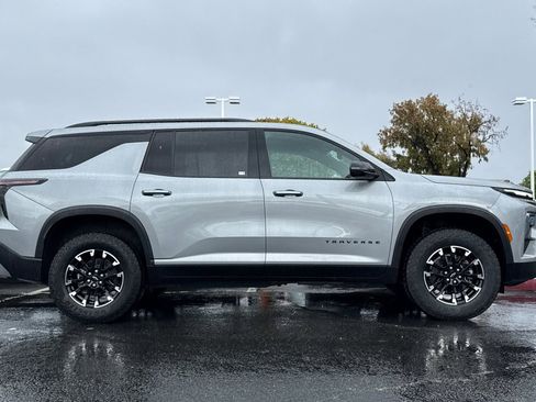 Used 2025 Chevrolet Traverse Z71 image 4