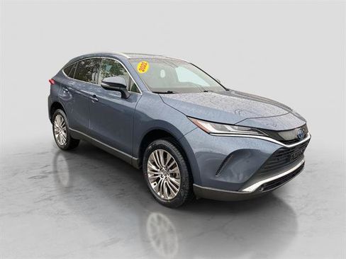 Used 2022 Toyota Venza LE image 9