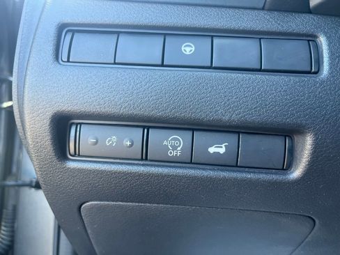 Used 2025 Nissan Rogue SV AWD/4WD image 11